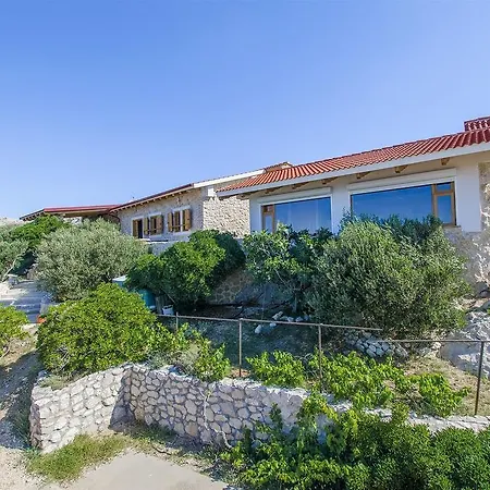 House Srecko Nyaraló